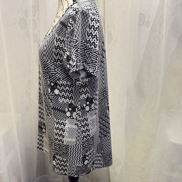Women's Black and White Patterned Top - Picture 2 of 3